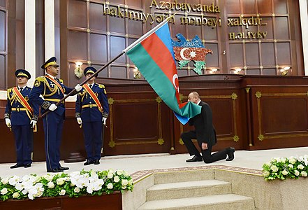 İlham Əliyev Azərbaycan bayrağını öpən zaman