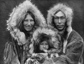 Famille iñupiaq photographiée à Noatak, en Alaska, par Edward Sheriff Curtis vers 1929. (définition réelle 3 751 × 2 872)