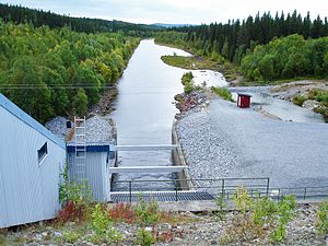 Der Staudamm am Abfluss des Juktån aus dem See Storjuktan
