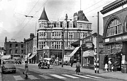 1955 nog met het spoorwegstation, met puntdak, links van het metrostation.