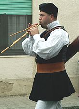 Сардинац у традиционалној одећи свира интрумент Лаунедас
