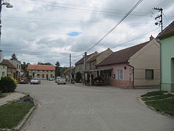Střed vesnice, vpravo cesta do Nesovic