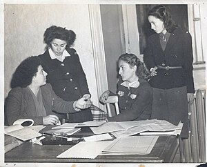 Maria Michetti a sinistra al congresso fondativo dell'UDI nel 1944