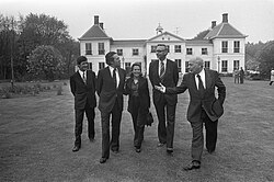 Portuguese Minister of Foreign Affairs Mario Soares, Minister Max van der Stoel and Prime Minister Joop den Uyl at the Catshuis on 4 May 1974 Mario Soares door Den Uyl in Catshuis ontvangen vlnr secretaris van Soares, Mar, Bestanddeelnr 927-1690.jpg