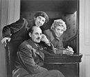 De tre gjenværende brødrene Marx sent i karrieren: Chico, Harpo og Groucho (sittende), fotografert av Yousuf Karsh i 1948.