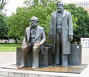 東ドイツ時代に建てられたマルクスとエンゲルスの銅像（ドイツ・ベルリンのマルクス・エンゲルス・フォーラム（ドイツ語版））