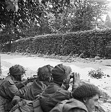 Десантники 1-й воздушно-десантной бригады (рота C, 1-й батальон Пограничного полка) готовятся к отражению атаки немцев под Арнемом