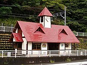 Schmuckes Stationsgebäude in Nagashima Damu, dem Endpunkt des Zahnstangenabschnitts