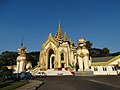 Porta occidental a la pagoda de Shwedagon