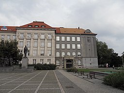 Budova obchodní akademie, před ní socha T. G. Masaryka
