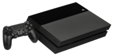 Console de jeu : boitier rectangulaire de couleur noire posé à plat, avec une manette sans fil.