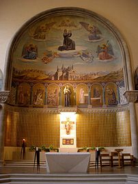 El altar mayor con las pinturas murales de Emilio Sánchez Cayuela.