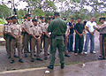 Sargento de la Policía Nacional de Panamá dando instrucciones.