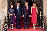 Пэн Лиюань, Си Цзинпин, Дональд Трамп и Мелания Трамп у входа в Мар-а-Лаго, апрель 2017 года. Jpg