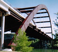 El puente Pennybacker es un puente en arco tradicional. Nótese que los arcos terminan en los estribos de cimentación, que proporcionan la fuerza de compresión que tiene el puente de arriba.