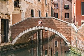 Ponte del Paradiso [1] reliant la calle éponyme à la Fondamenta del Dose