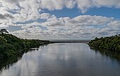 Pororari River von der SH6, mit der Tasmansee im Hintergrund