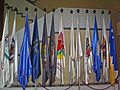 Drapeaux des régions du Chili dans le hall du Congrès national.