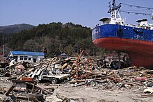 海啸袭击后的鹿折唐桑站（下左），右侧为被海啸冲击上岸的大型渔船
