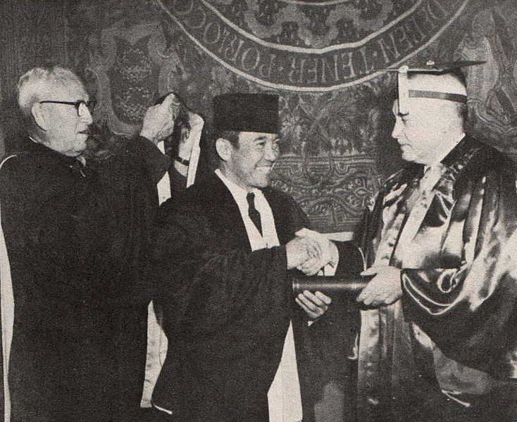 Berkas:Sukarno receiving Doctoris Honora Causa from Grayson Kirk, Columbia University, Presiden Soekarno di Amerika Serikat, p26.jpg
