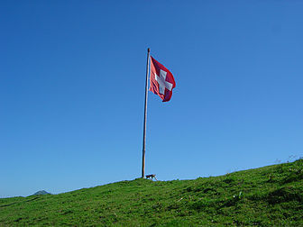 Drapeau suisse dans la commune d'Alt Sankt Johann (canton de Saint-Gall). La Fête nationale suisse est célébrée le 1er août, jour férié officiel dans toute la Suisse depuis 1994 seulement. (définition réelle 2 562 × 1 922)