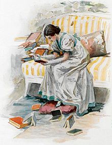 Une jeune fille en robe de satin gris est assise au bord d'un sofa aux larges rayures orange et blanches, le corps penché en avant, les avant-bras nus posés sur les cuisses. Elle lit un livre qu'elle tient entre ses mains. Autour d'elle d'autres livres sont éparpillés.