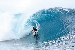 In surfer foar de kust fan Teahupoo (2007)