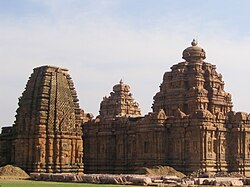 Links: Kashi-Vishvanatha-Tempel im nordindischen Stil. Mitte hinten: Sangameshvara-Tempel, südindisch. Rechts: Mallikarjuna-Tempel, ebenfalls südindischer Stil