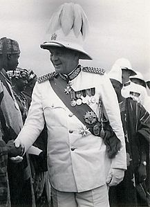 Governador da Costa do Ouro, com um capacete colonial em 1953.