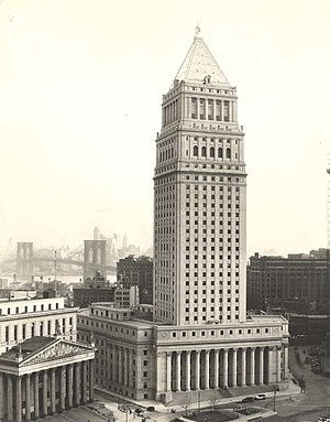 Здание суда США Тергуда Маршалла возвышается среди других зданий.