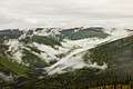 Montagnes masquées par les nuages.