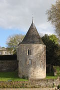 La tour médiévale sud, avec la chapelle.