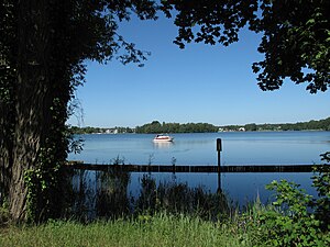 Blick vom Ostufer auf den Lindwall (Insel)