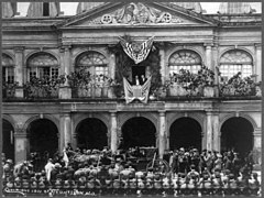 El presidente William McKinley dando un discurso desde el cabildo en 1901.