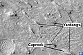 Yardangs na Formação de Medusae Fossae Formation com legendas para as capas rochosas, vistas pela HiRISE. Localização no quadrângulo de Aeolis.