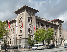 Giulio Mongeri tarafından tasarlanan ilk Ziraat Bankası Genel Müdürlük Binası (1925-1929) Birinci Ulusal Mimarlık Akımı’nın ilk örneklerindendir.
