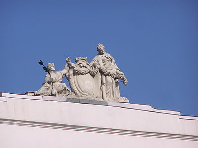 Дом Бецкого. Скульптурная композиция на крыше здания. Фасад, выходящий на Миллионную улицу