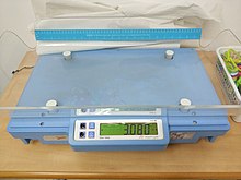 Weighing scale for a baby includes a ruler for height measurement. mSHql tynvq.jpg