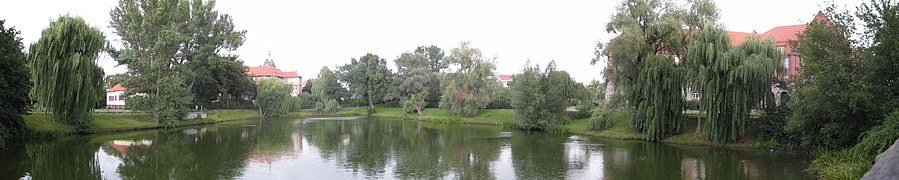 2011 Le manoir de Weißensee qui appartenait à la famille Blankenfeld entre 1480 et 1620 a disparu, mais le lac est resté avec l'église...