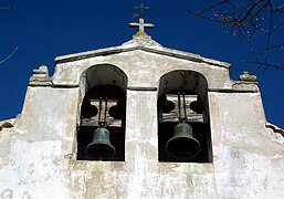 Detalle de la espadaña y campanas de la parroquial de Santa Elena, año 2013.