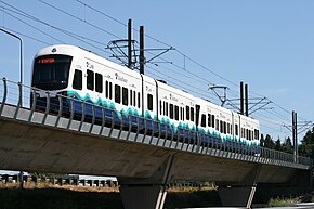 在塔克维拉附近混凝土桥上行驶着的两节编组列车.