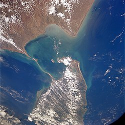 Image satellite du détroit de Palk avec l'Inde en haut, le Sri Lanka en bas, la baie de Palk au centre prolongée par le golfe de Mannar à gauche et le golfe du Bengale à droite.