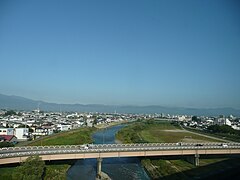 東北新幹線から撮影した福島市街地の荒川。手前はあづま橋 (2010年10月)