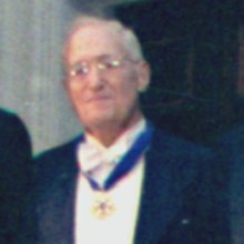 Arthur Krock při předávání cen Medal of Freedom - NARA - 194316 (oříznuto) .tif