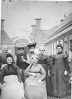 Bewoners van het gasthuis in 1905