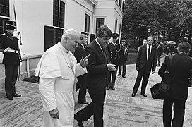 Lubbers com o papa João Paulo II na Haia em 1985.