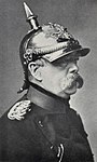 Otto von Bismarck iförd en kyrassiärpickelhuva.