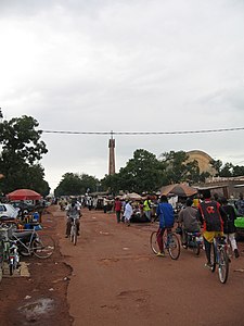 Uma rua em Bobo Dioulasso