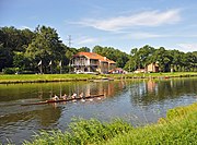 Het kanaal Brugge-Oostende, met aan de overzijde het clublokaal van de Brugse Roeiclub, vh. Sport Nautique, en daarachter het natuurgebied Waggelwater.