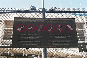 שלט מחוץ לאצטדיון קאמפ נואו, המראה אילו חפצים מסוכנים אינם מורשים להיכנס לתחומי האצטדיון.